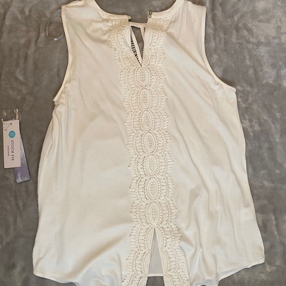 NWT Embroidered Blouse - Picture 2 of 4